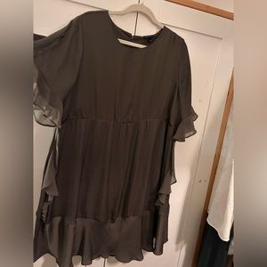 Hunter/forest green knee length flowy women’s dress. Great for fall!